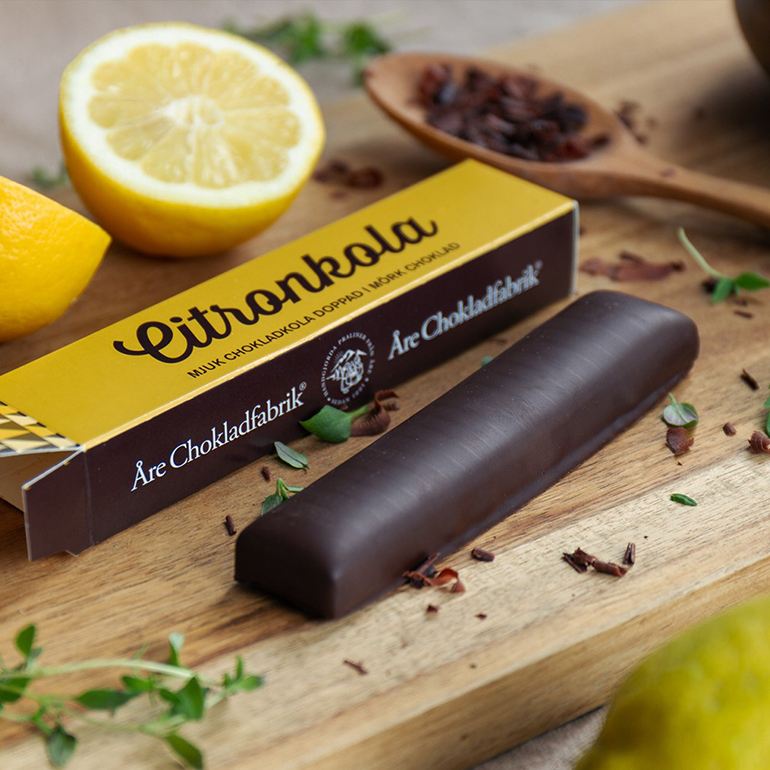 Åre Chokladfabriks kolaask citron, design av Mari Forsell
