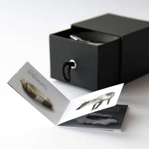 svart lyxig presentask,med liten folder till, för smyckesföretag i Jämtland